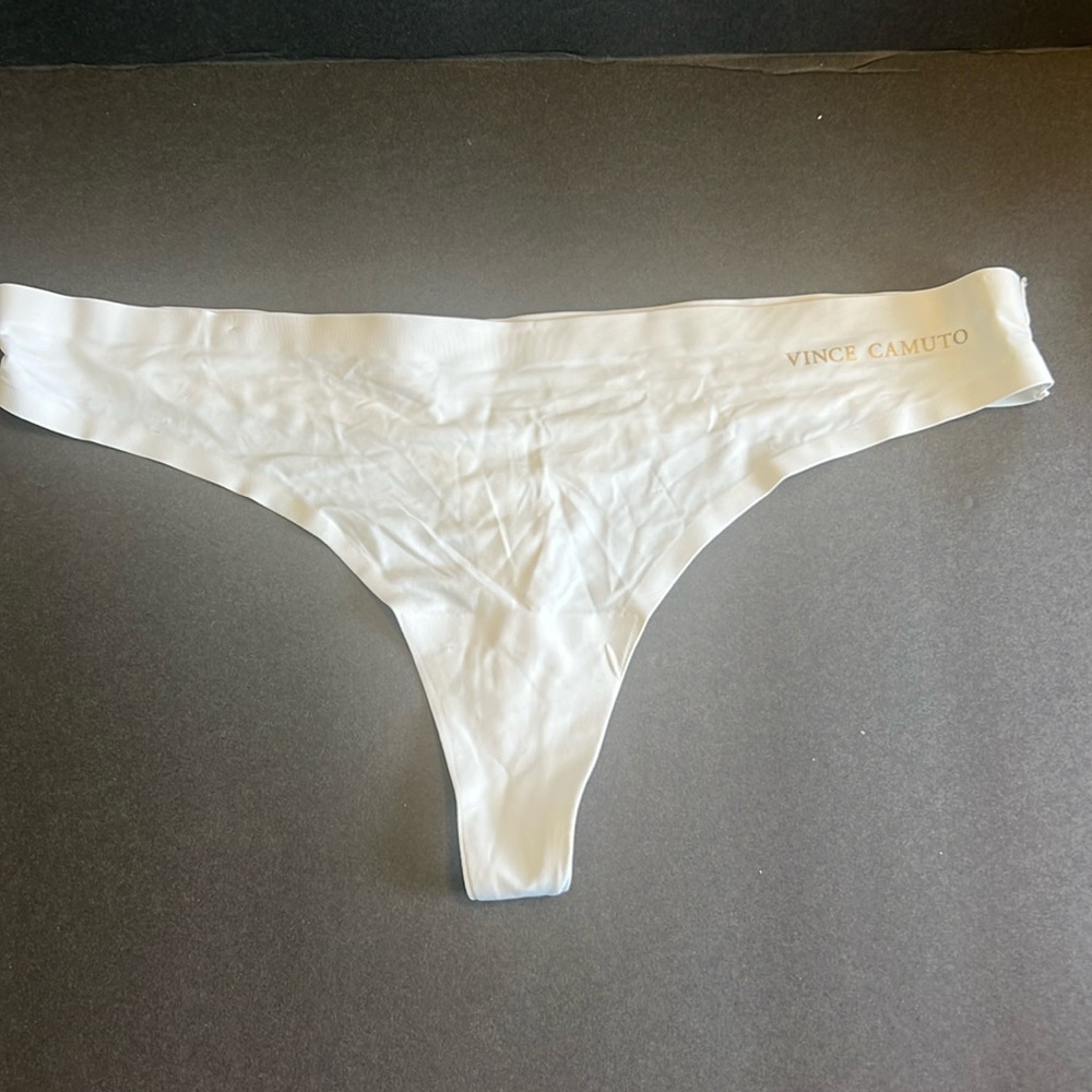 Women’s Vince Camuto thong size medium NWOT